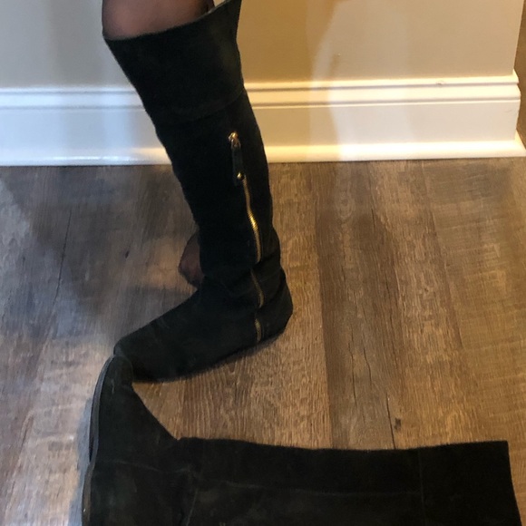 Black suede boots. - Picture 3 of 6